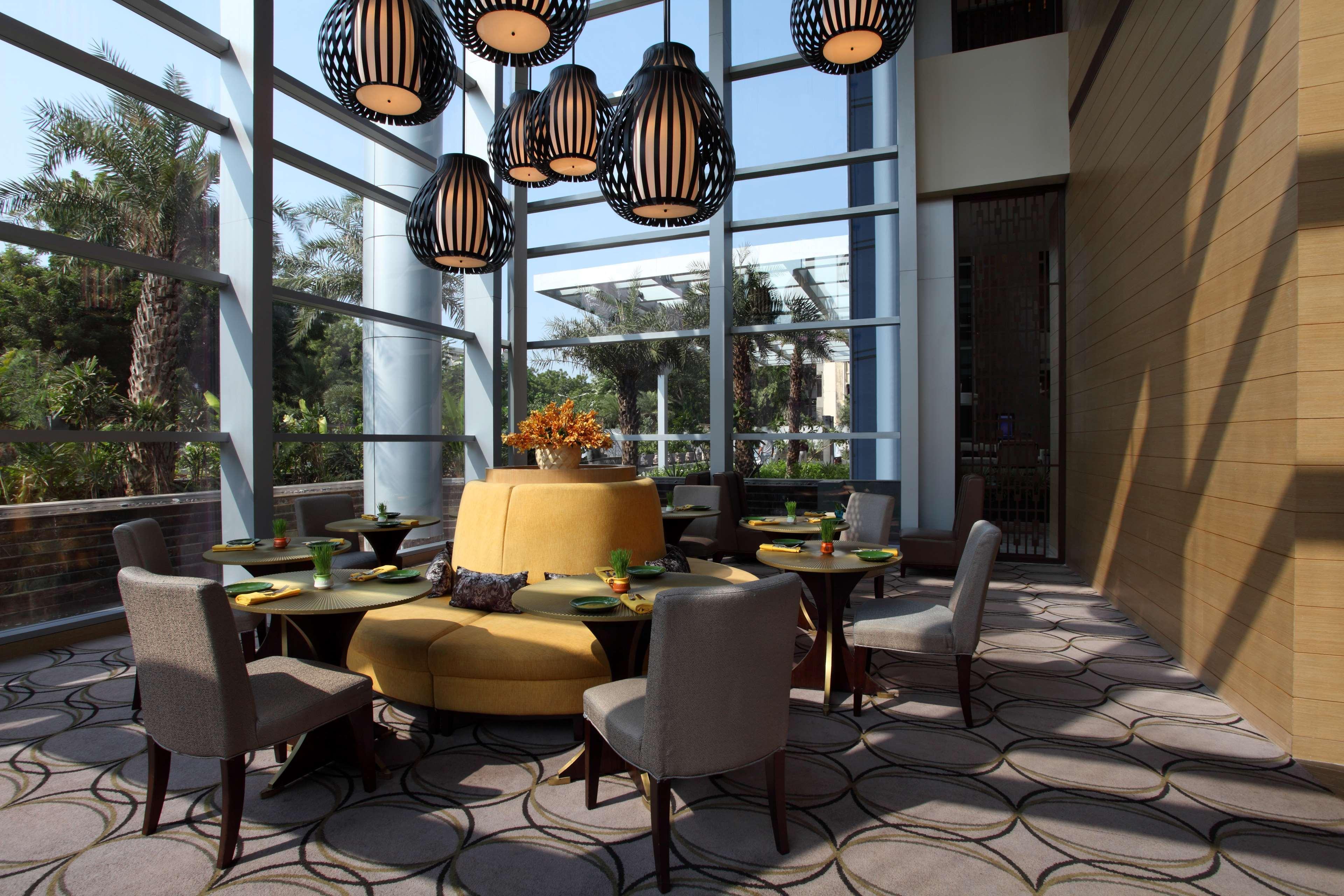 Hyatt Regency Ahmedabad Hotel Luaran gambar The restaurant