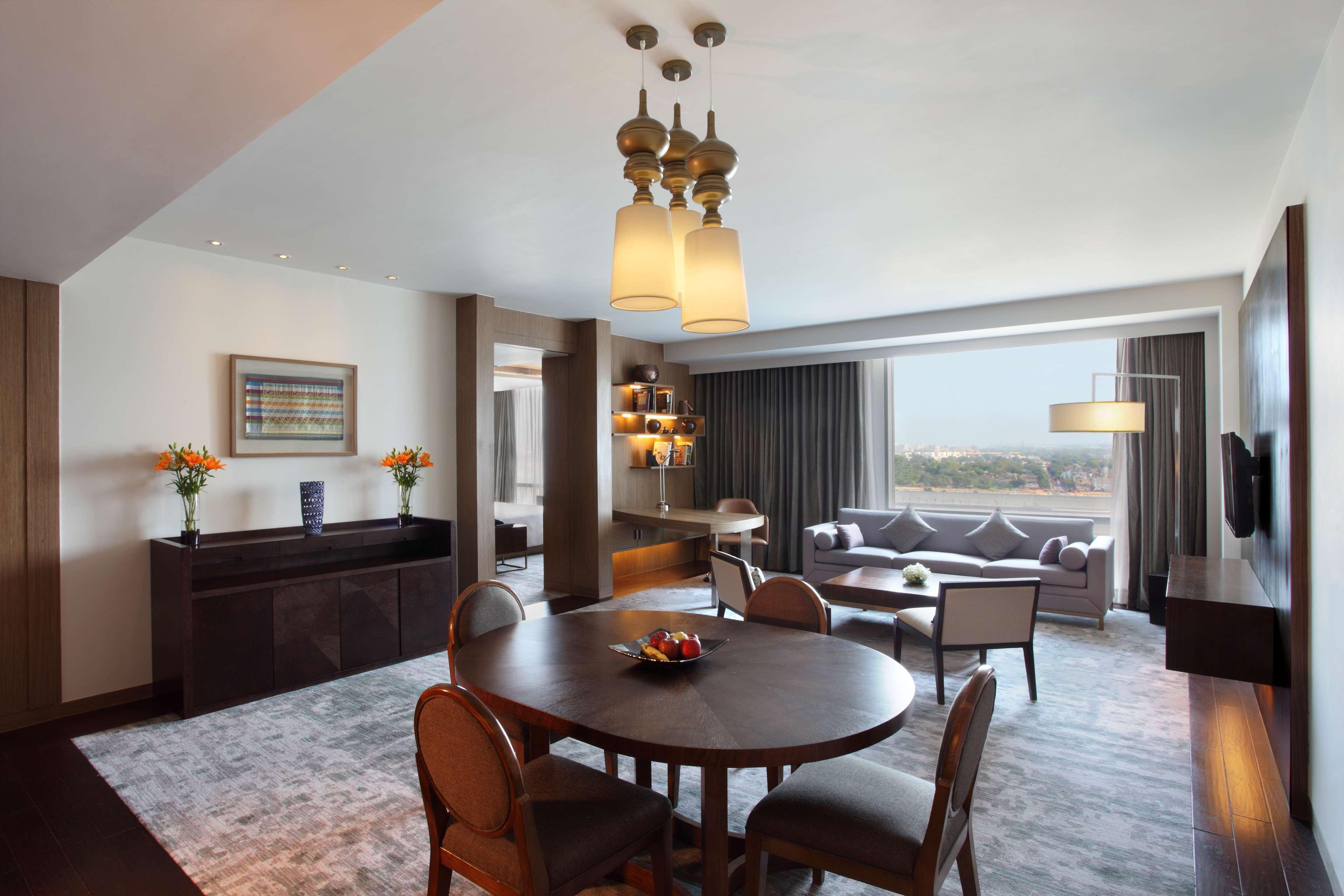 Hyatt Regency Ahmedabad Hotel Luaran gambar A suite at the hotel