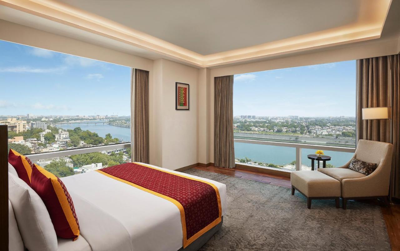 Hyatt Regency Ahmedabad Hotel Luaran gambar Suite room at The Oberoi, Agra