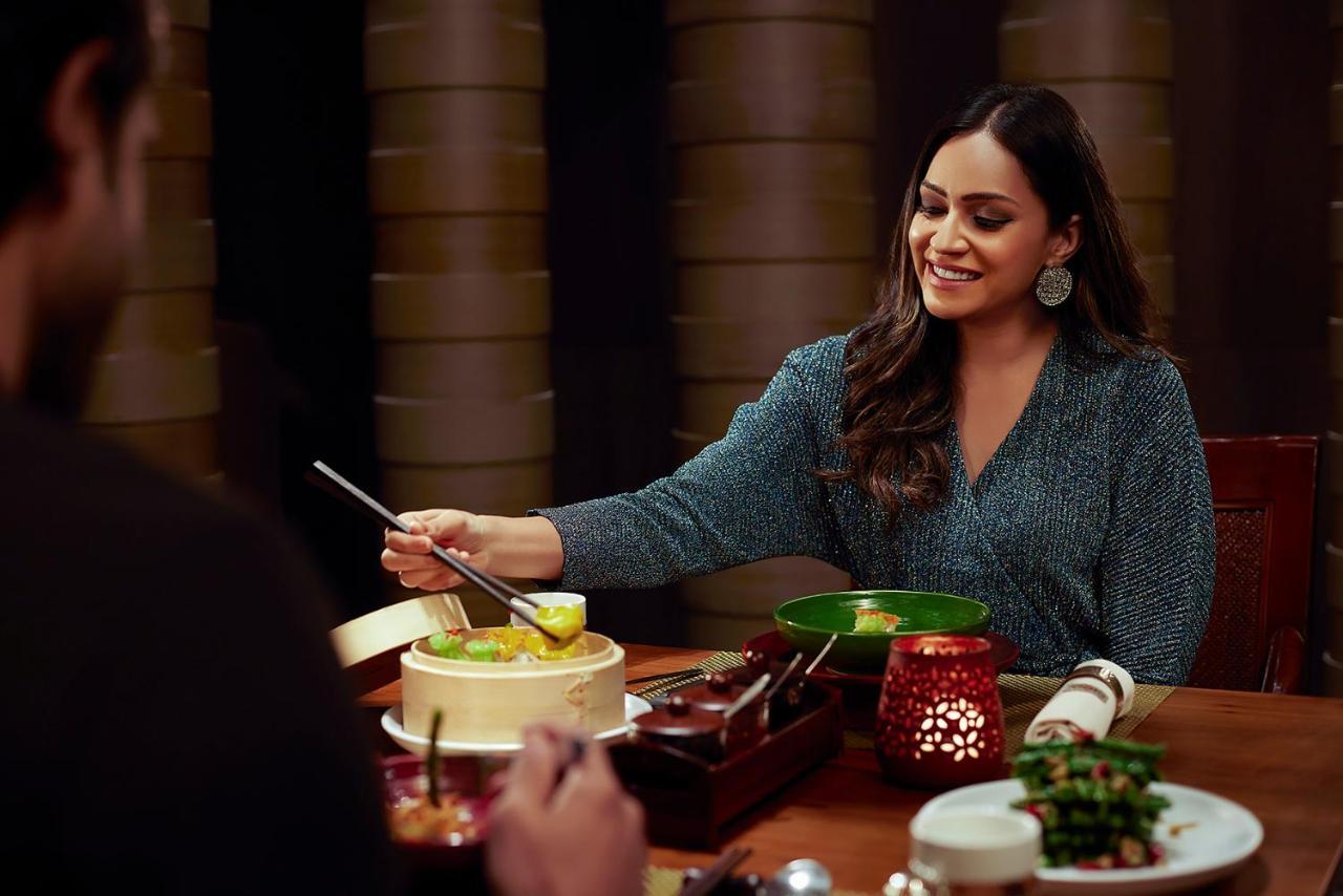 Hyatt Regency Ahmedabad Hotel Luaran gambar A woman eating with chopsticks