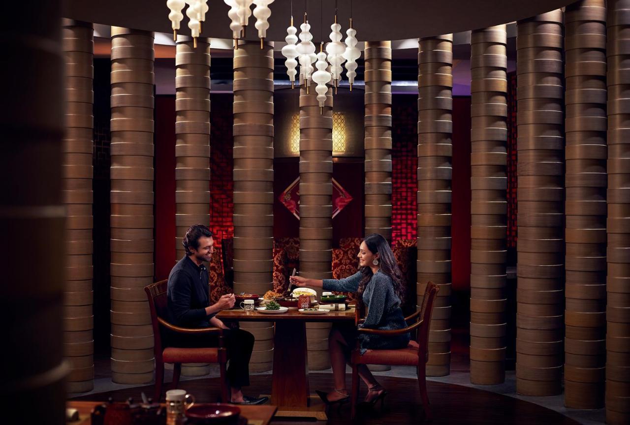 Hyatt Regency Ahmedabad Hotel Luaran gambar The interior of the restaurant
