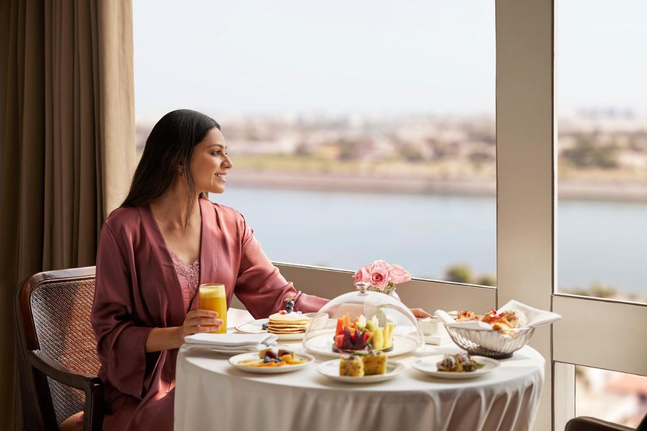 Hyatt Regency Ahmedabad Hotel Luaran gambar A woman enjoying breakfast at the Taj Mahal Palace, Mumbai