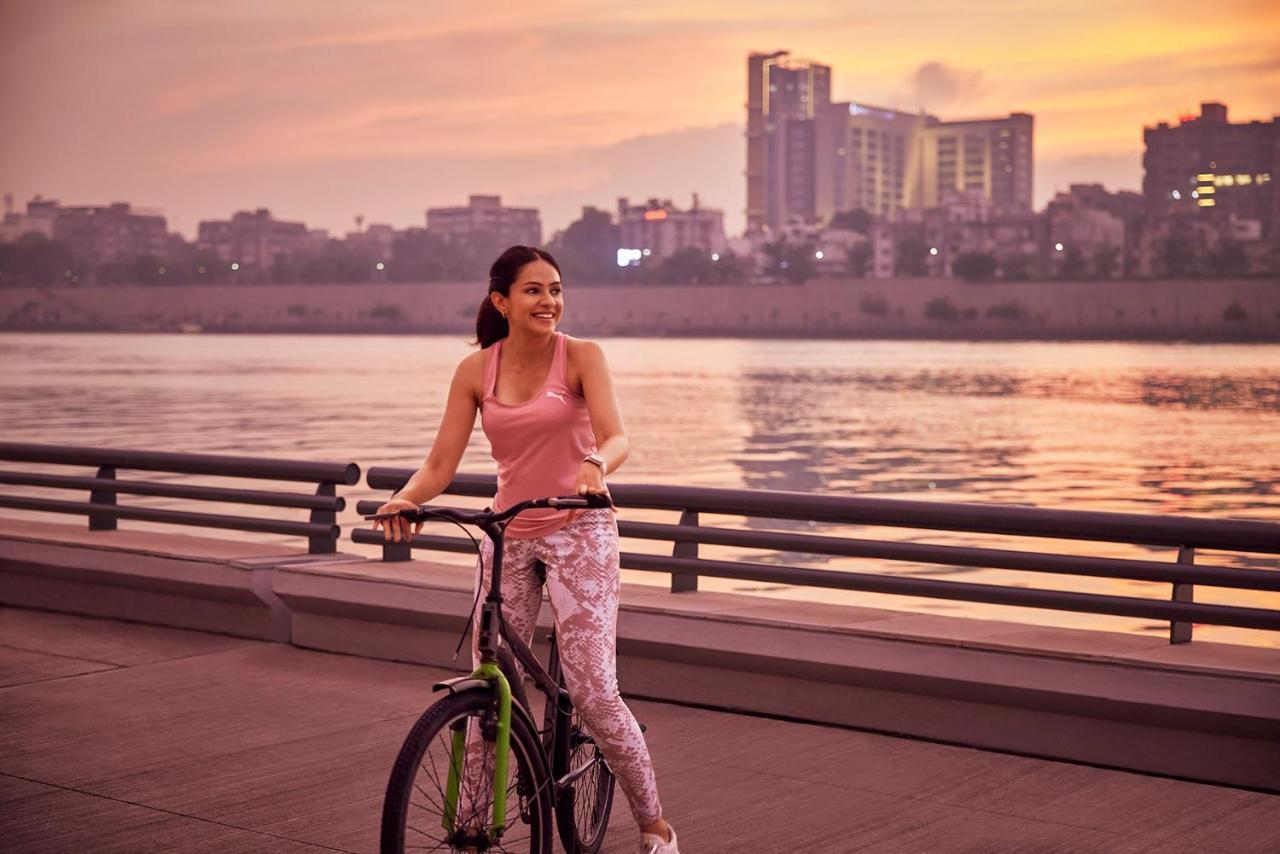 Hyatt Regency Ahmedabad Hotel Luaran gambar A woman cycling in Noida