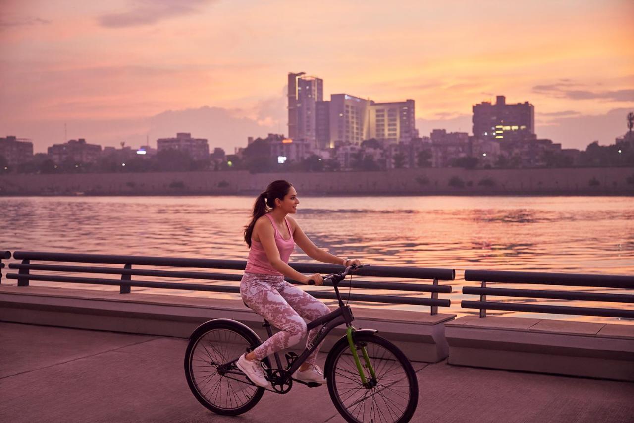 Hyatt Regency Ahmedabad Hotel Luaran gambar Cycling in Hanoi