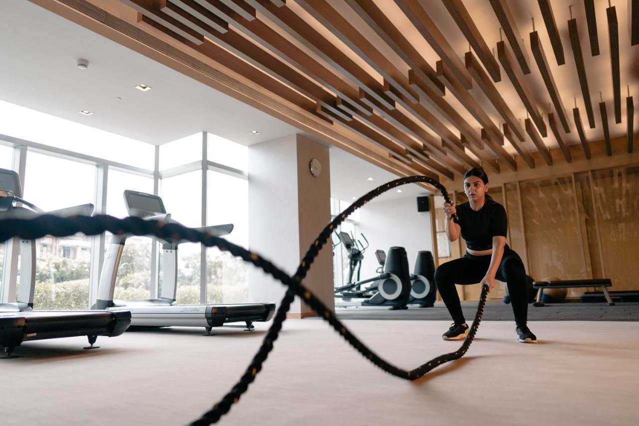 Hyatt Regency Ahmedabad Hotel Luaran gambar A woman using battle ropes