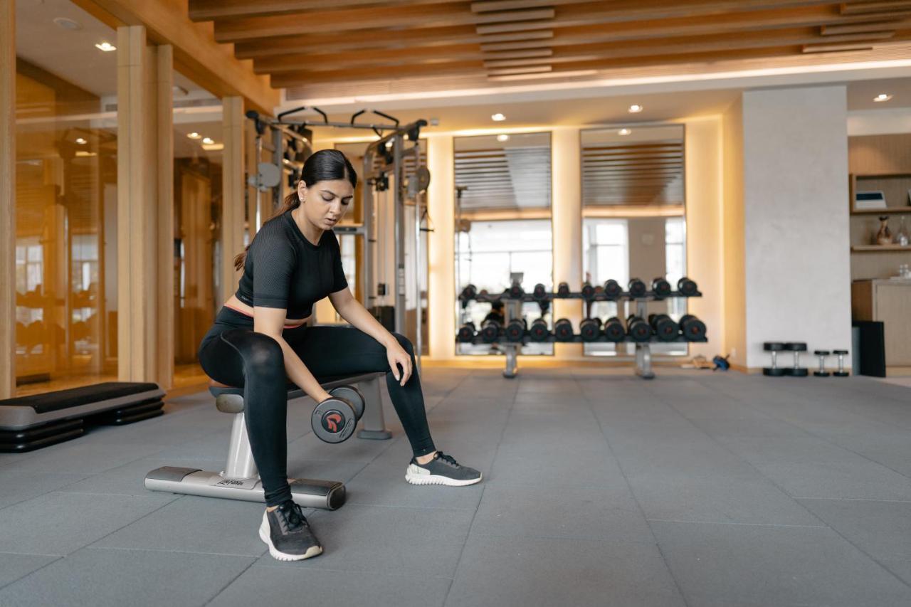 Hyatt Regency Ahmedabad Hotel Luaran gambar A woman lifting weights
