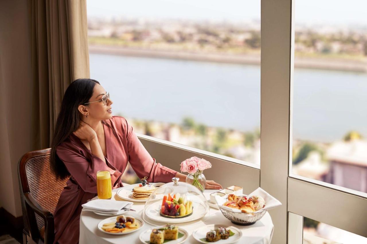 Hyatt Regency Ahmedabad Hotel Luaran gambar A woman enjoying breakfast at the Taj Mahal Palace, Mumbai