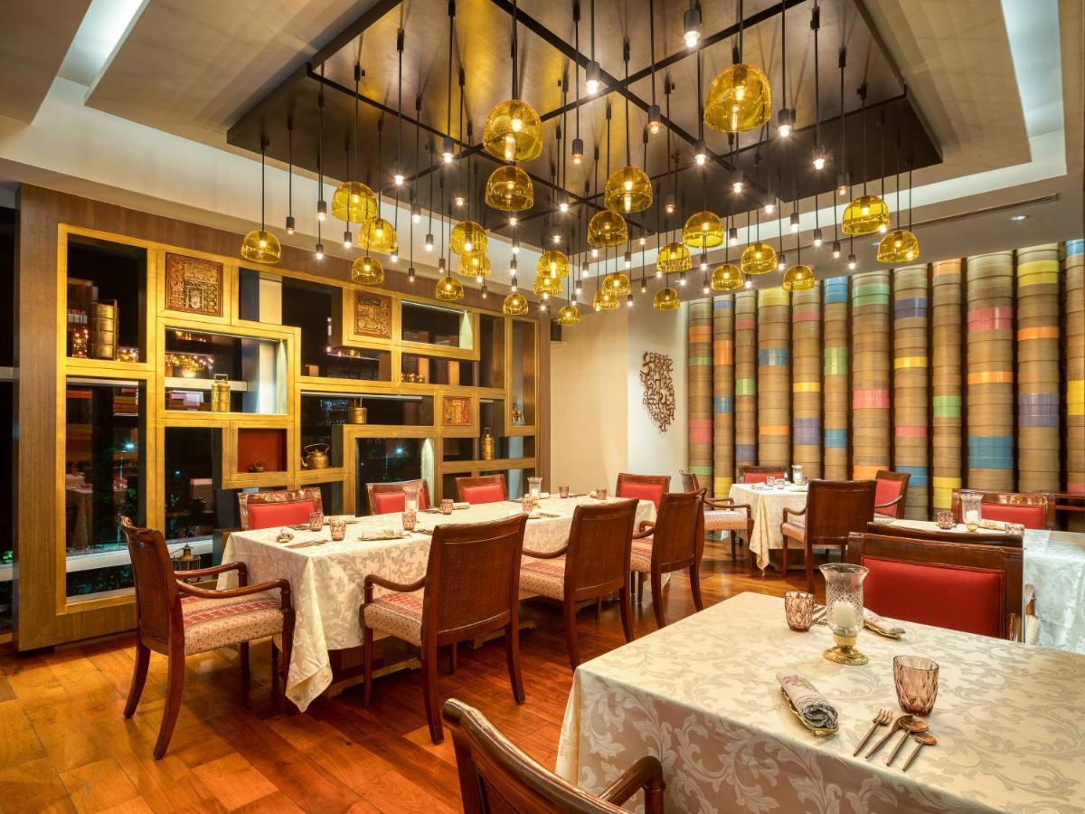 Hyatt Regency Ahmedabad Hotel Luaran gambar The interior of the restaurant