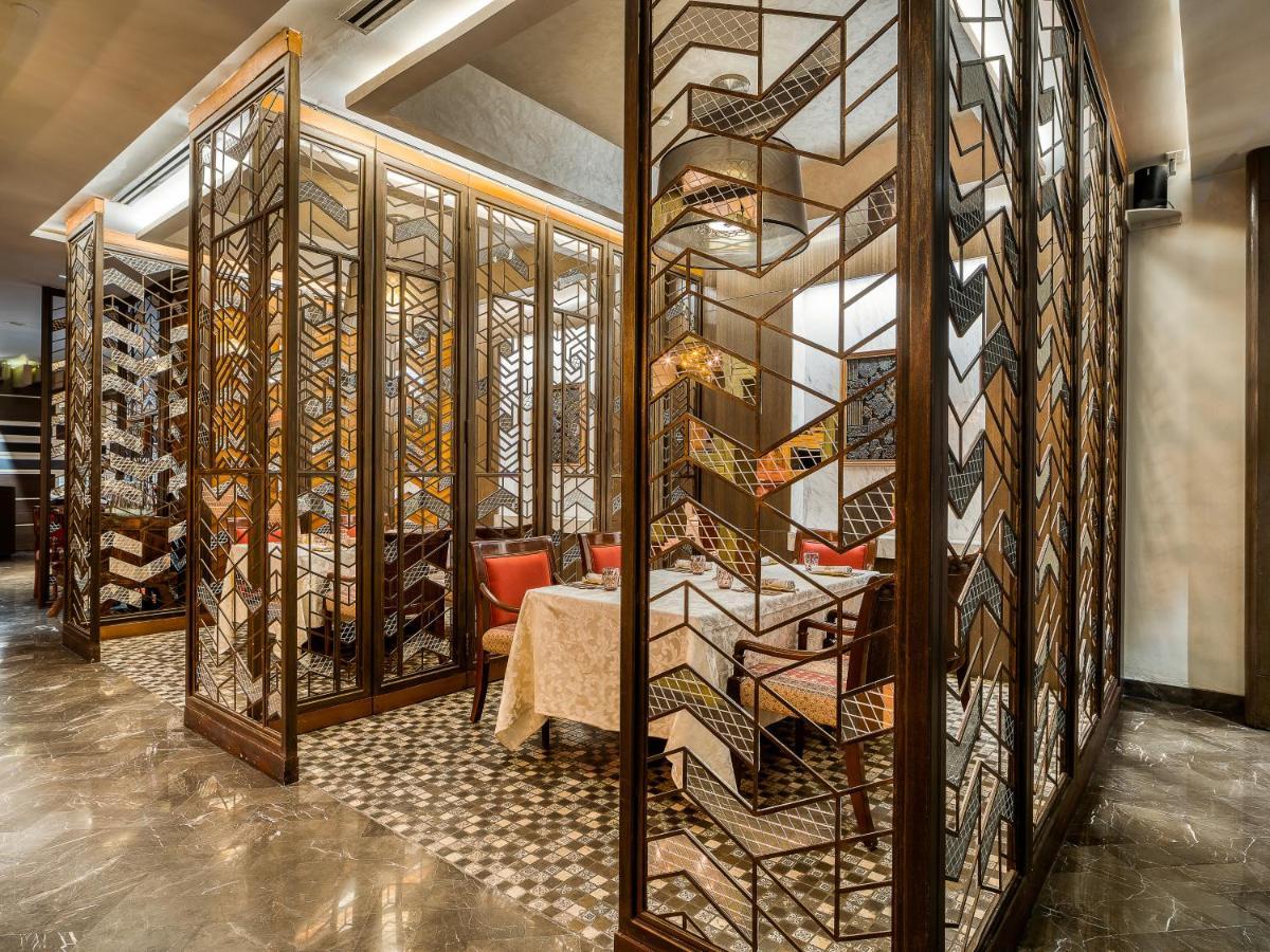 Hyatt Regency Ahmedabad Hotel Luaran gambar The interior of the restaurant