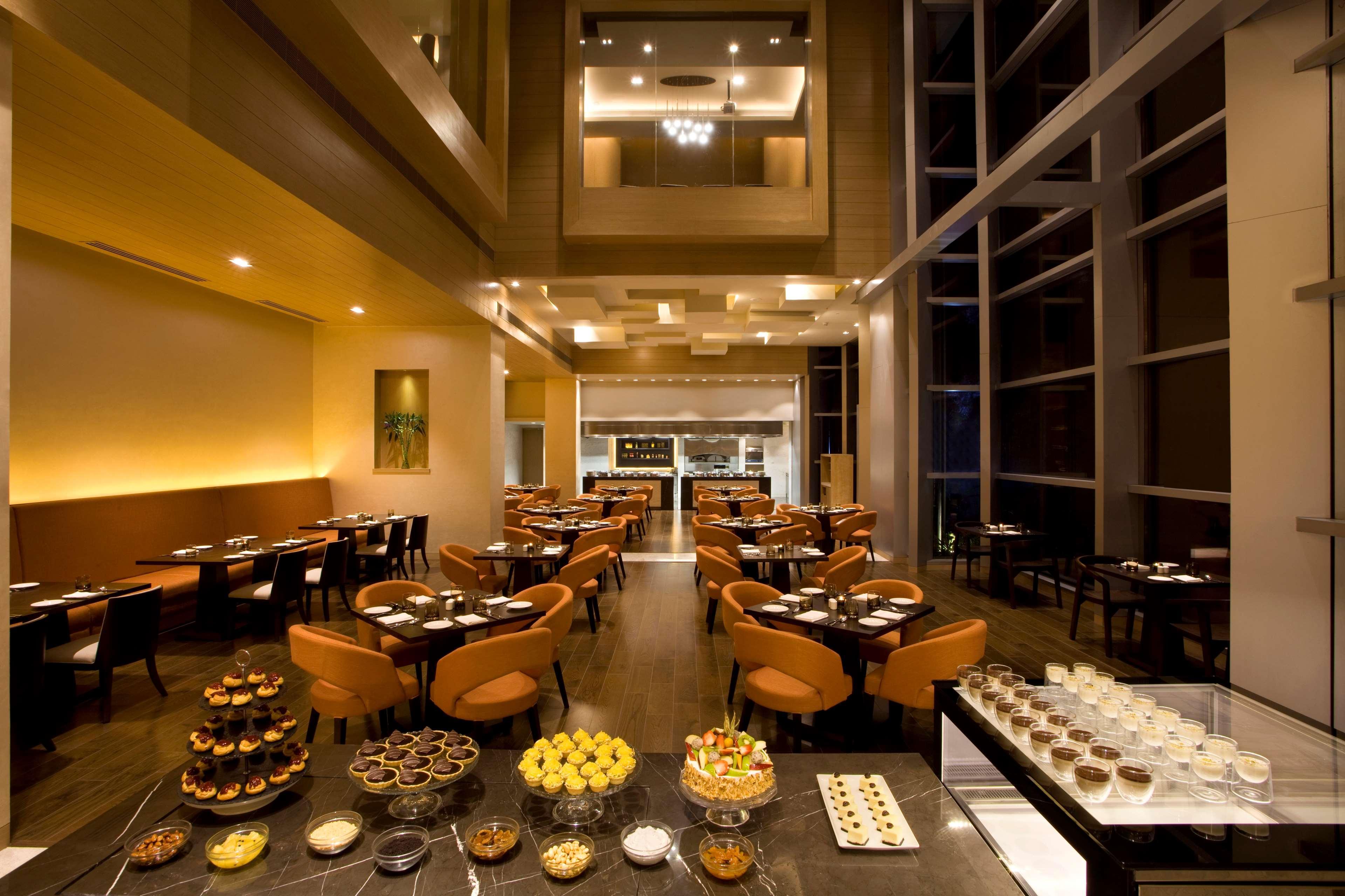 Hyatt Regency Ahmedabad Hotel Luaran gambar The restaurant