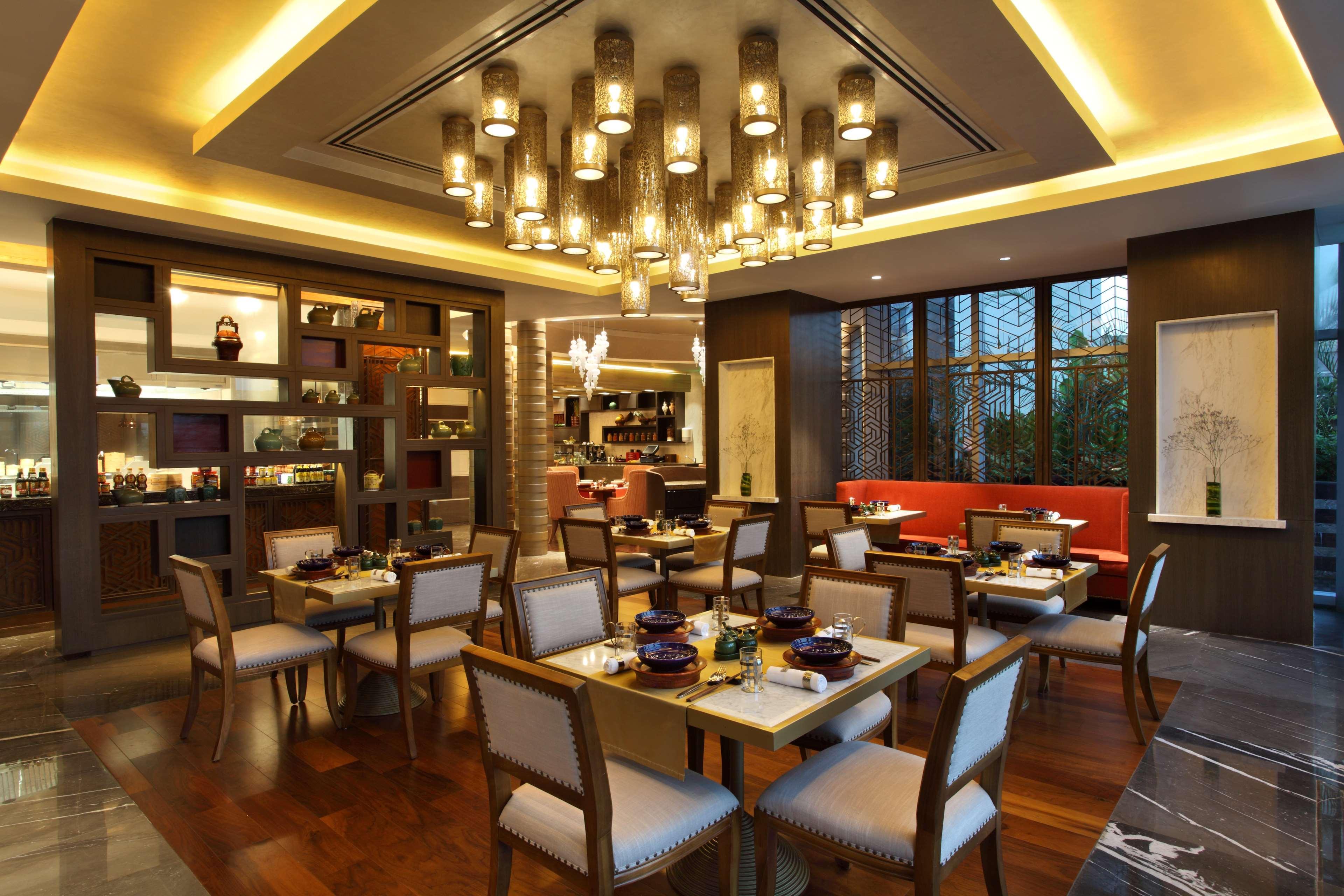 Hyatt Regency Ahmedabad Hotel Luaran gambar The interior of the restaurant