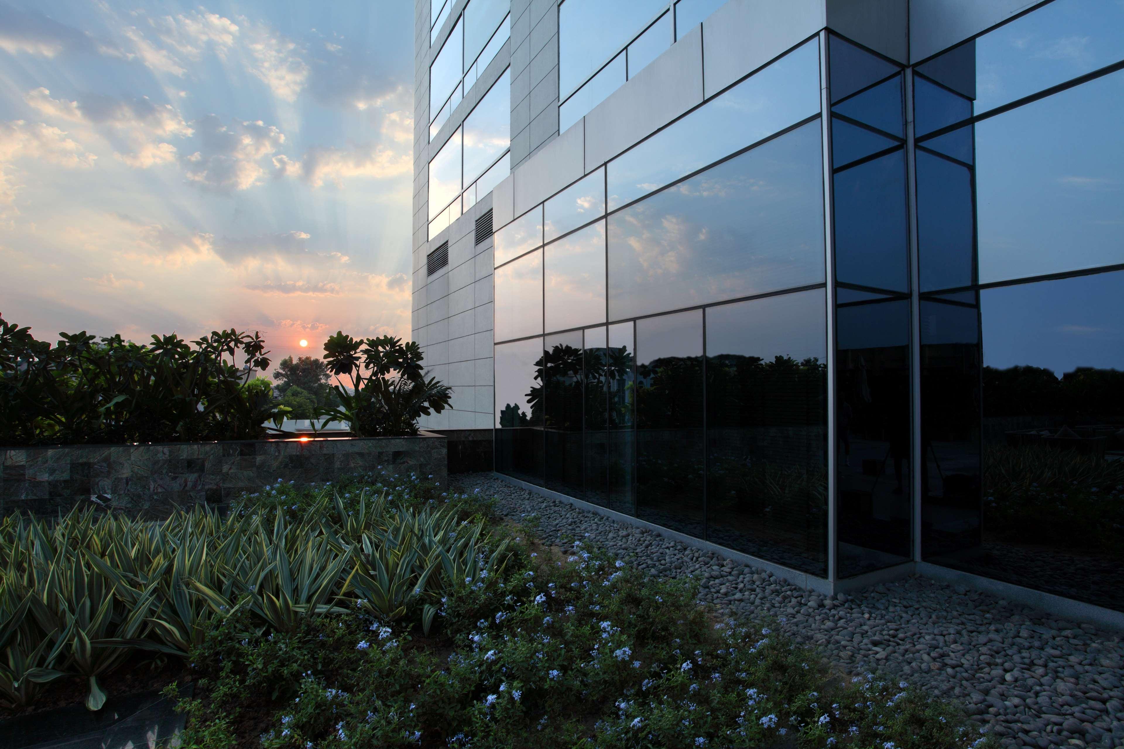 Hyatt Regency Ahmedabad Hotel Luaran gambar The building of the National Institute of Economic and Social Research