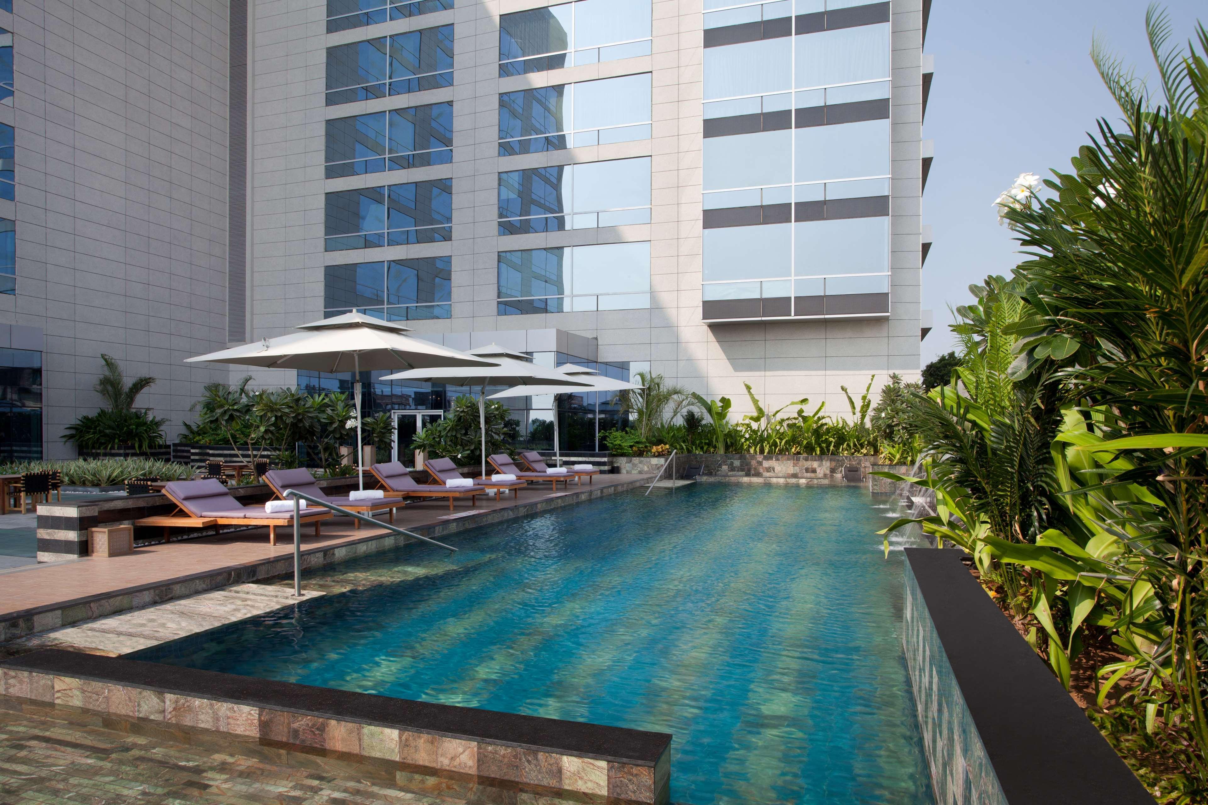 Hyatt Regency Ahmedabad Hotel Luaran gambar The pool at the hotel