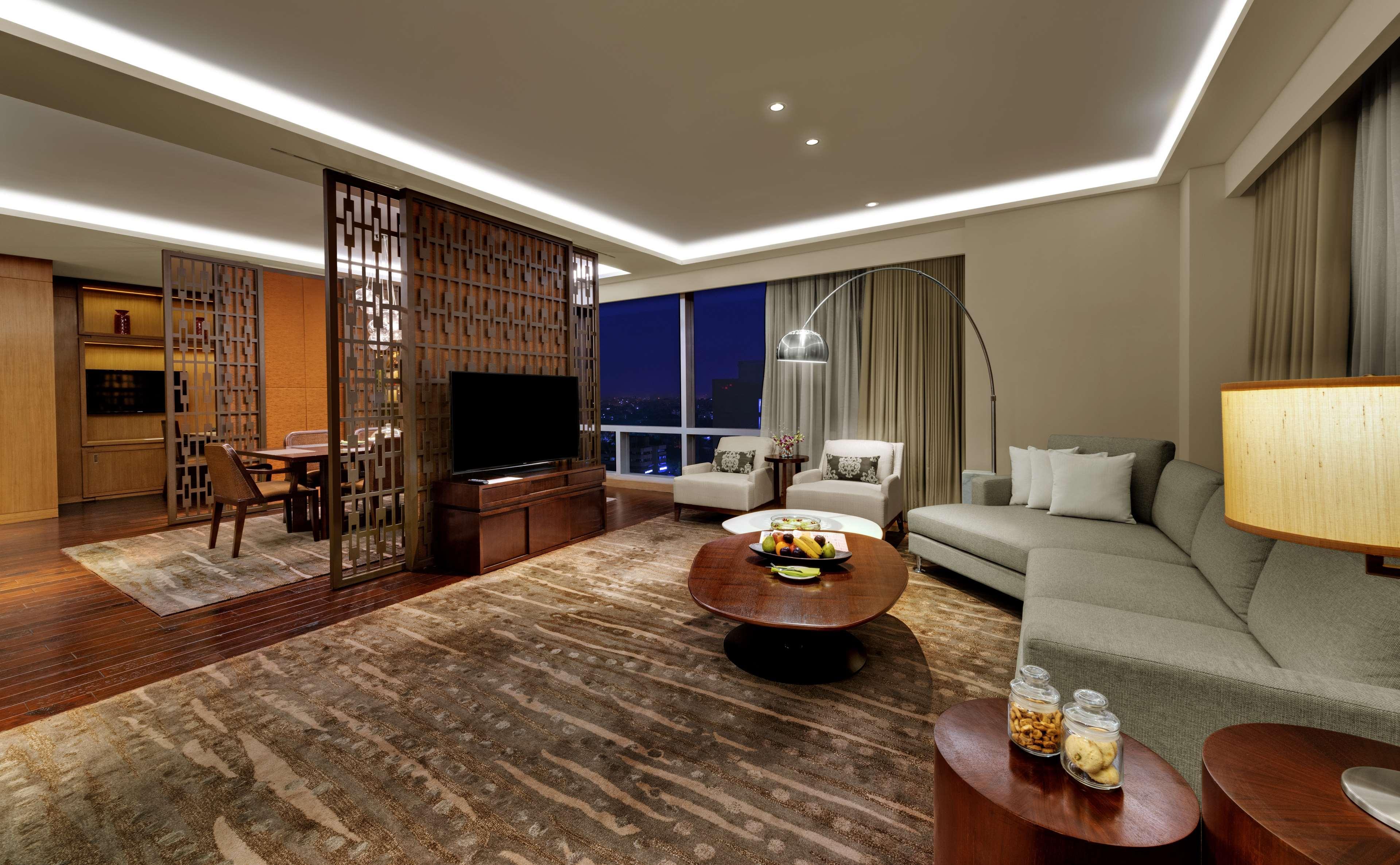 Hyatt Regency Ahmedabad Hotel Luaran gambar A suite at the hotel