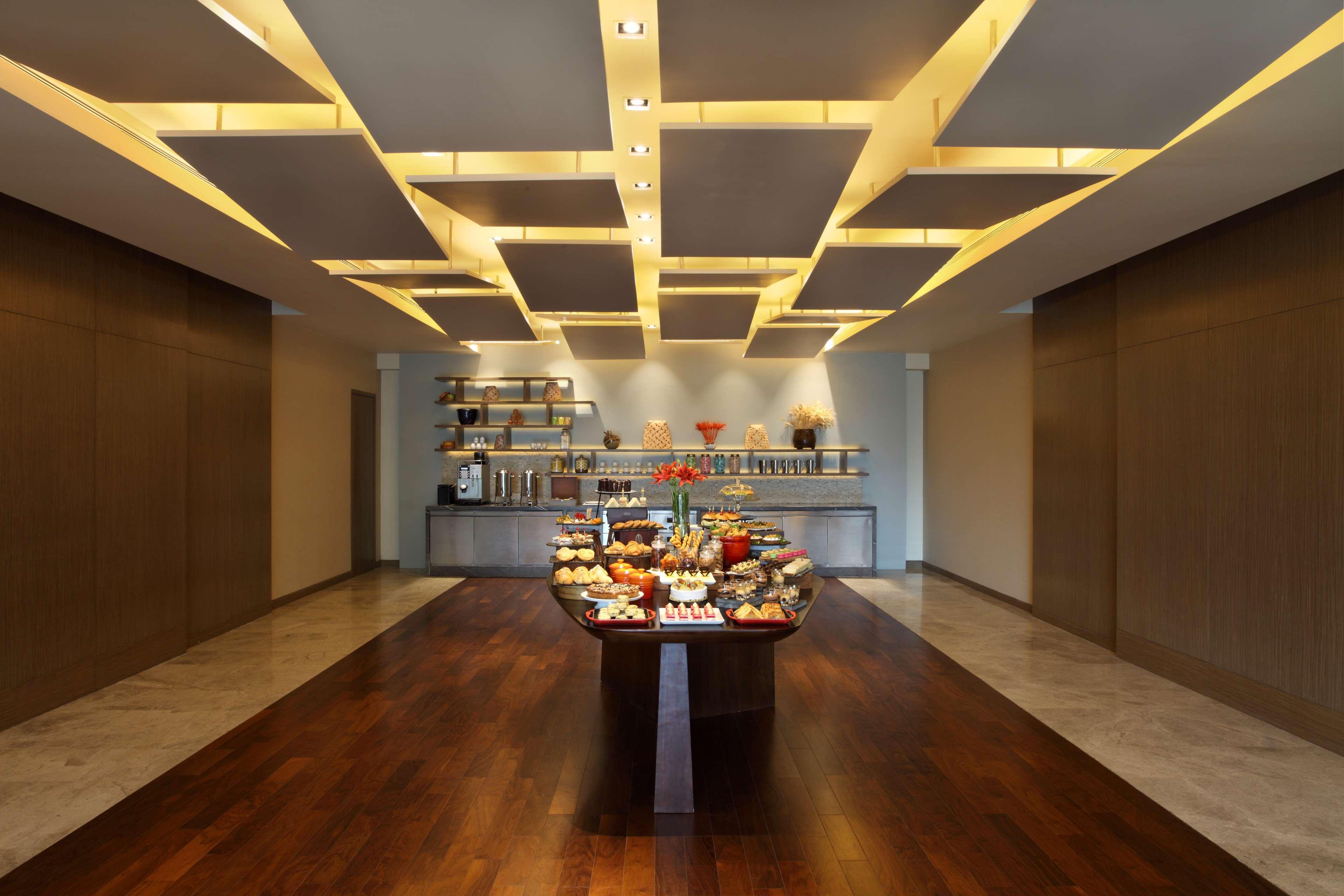 Hyatt Regency Ahmedabad Hotel Luaran gambar The lounge at the airport